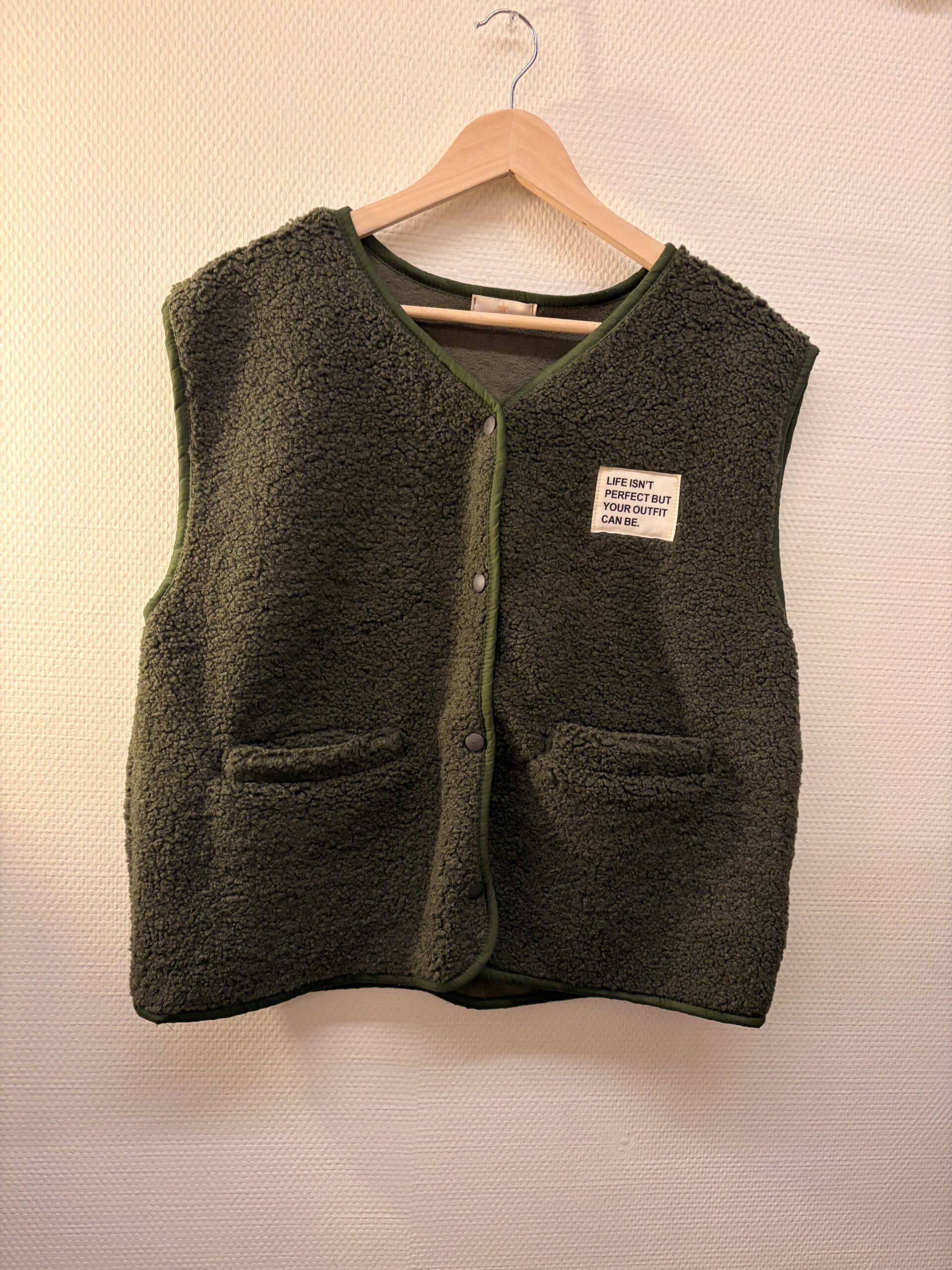 Gilet sans Manches Sherpa Patch Message – Image 2