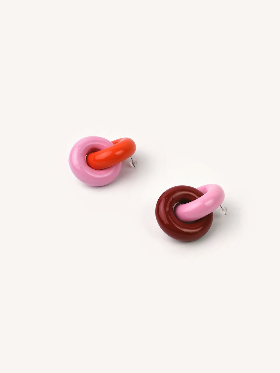 étail des boucles d’oreilles Duo rivêt en bois laqué multicolore