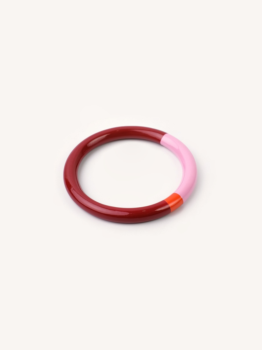 Détail du bracelet Hoop rivêt en bois laqué multicolore