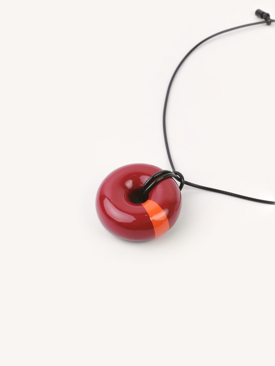Pendentif Loop en bois laqué rivêt rouge terracotta et orange